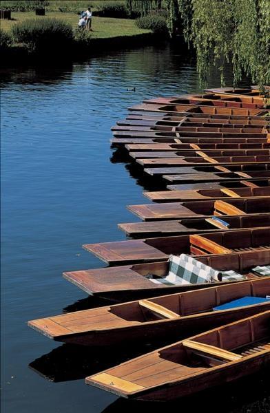 Лодки для прогулок по реке Кэм в Кембридже