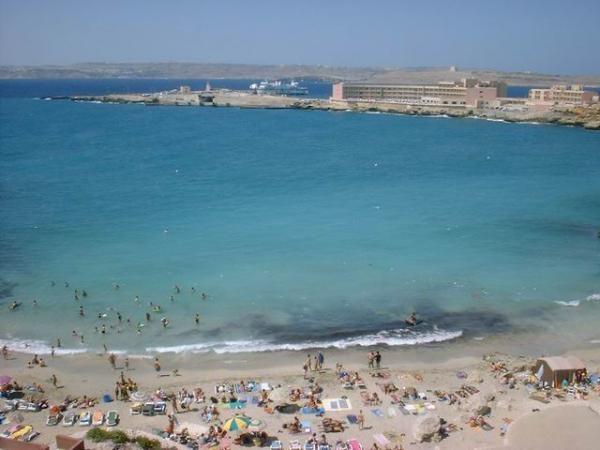 Летняя школа International House на Мальте. Вид на отель Paradise Bay со стороны моря