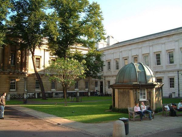 University College London. Перед главным зданием