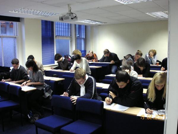 Студенты языковой школы OISE-Oxford во время написания вступительного теста