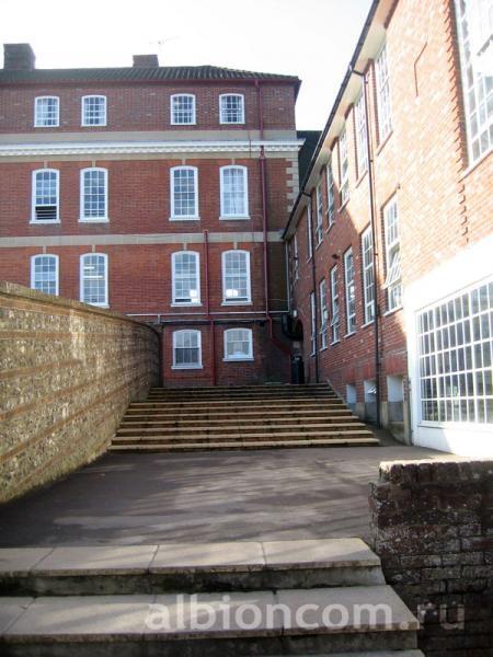 Вид на школьные здания Windlesham House School