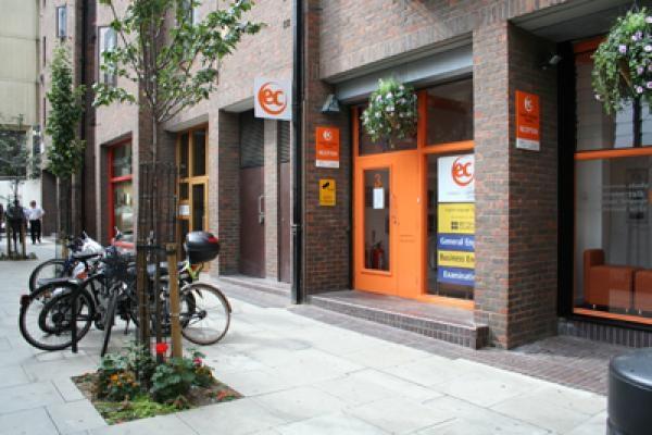 Языковой центр European Centre в Лондоне. Вид на школьное здание