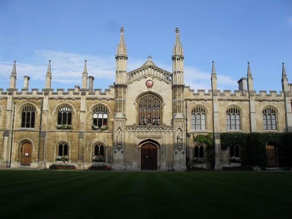 Каникулы в Англии. Летняя программа в Кембридже, Corpus Christy. Вид на главное здание колледжа.