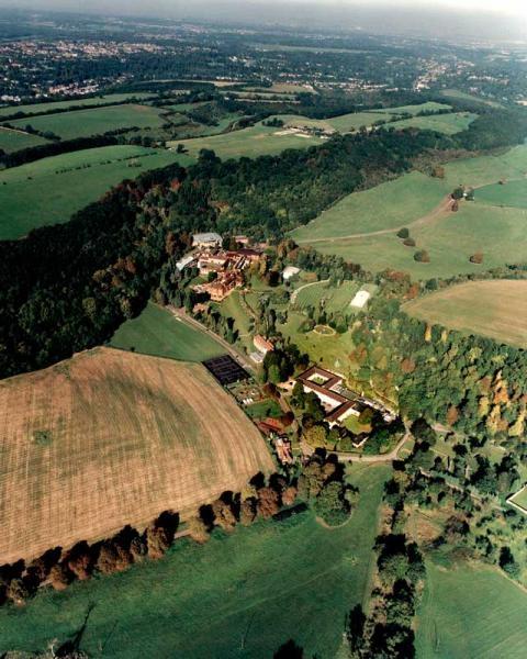 Летняя школа в Англии Woldingham. Вид с высоты на территорию школы.