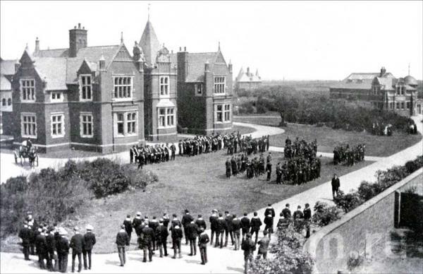 Историческое фото из архива Rossall School. Кадетский корпус на фоне школьных зданий