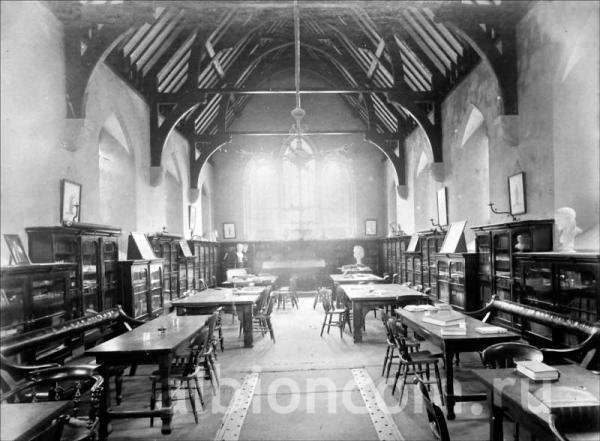 Историческое фото из архива Rossall School. В помещении школьной библиотеки