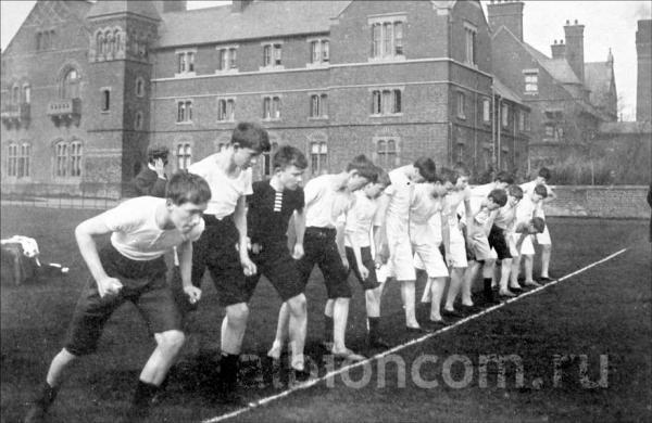 Историческое фото из архива Rossall School. Мальчики на занятиях бегом.