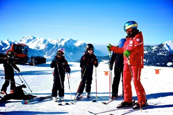 Ученики школы La Garenne на занятиях с тренером по горным лыжам