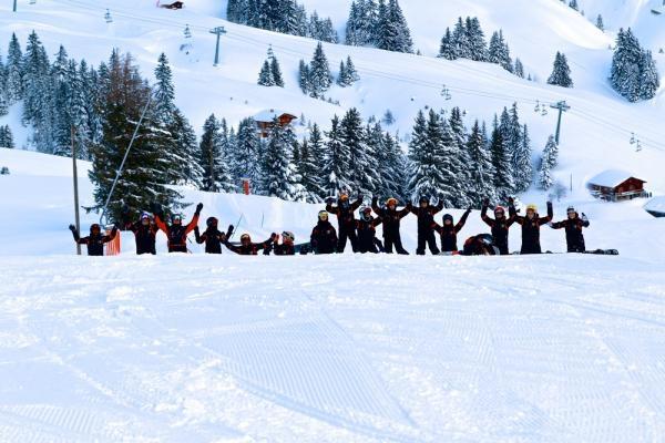 Группа учащихся La Garenne на снежном склоне Швейцарских Альп