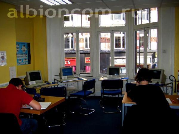Зал самоподготовки языковой школы в Лондоне