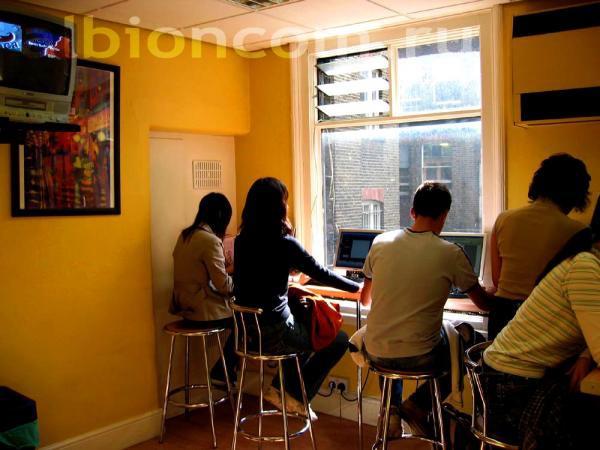 Интернет-кафе в лондонской школе английского