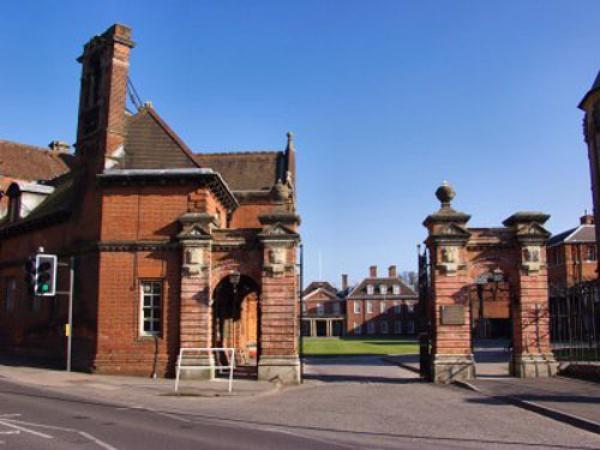Главные ворота школы-пансиона Marlborough College