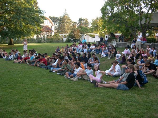 Летние языковые курсы. College Du Leman. На школьной поляне.