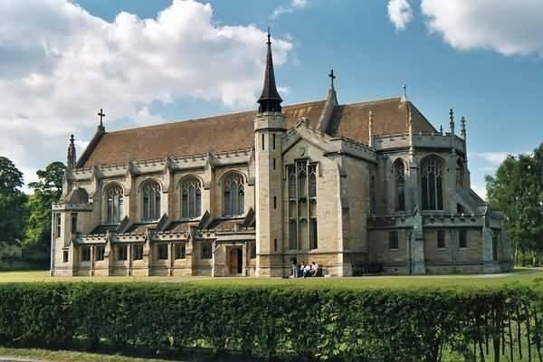 Oundle School. Вид на школьную церковь