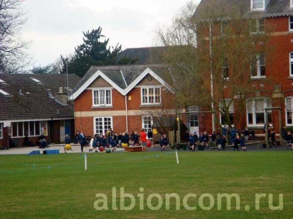 Cheltenham College. Младшие классы на прогулке
