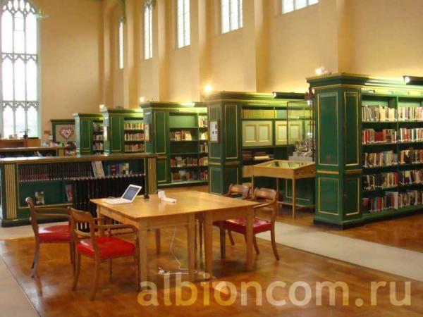 Cheltenham College. В школьной библиотеке