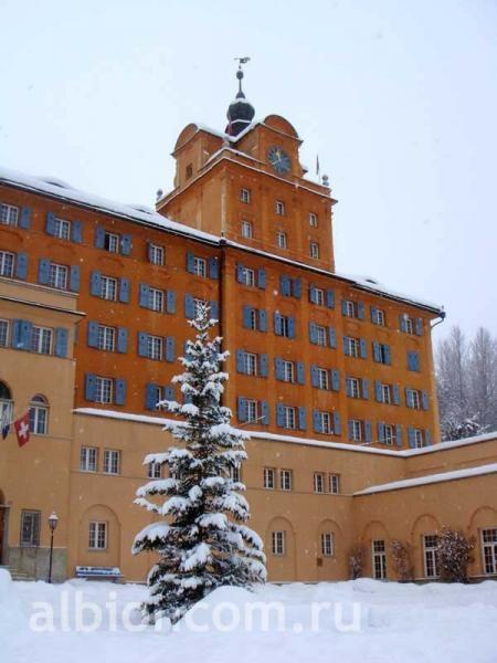Швейцарская школа Lyceum Alpinum Zuoz. Вид на главное здание колледжа