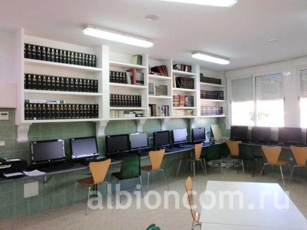 Летняя школа в Испании College Alboran, Marbella. Компьютерный зал и медиатека