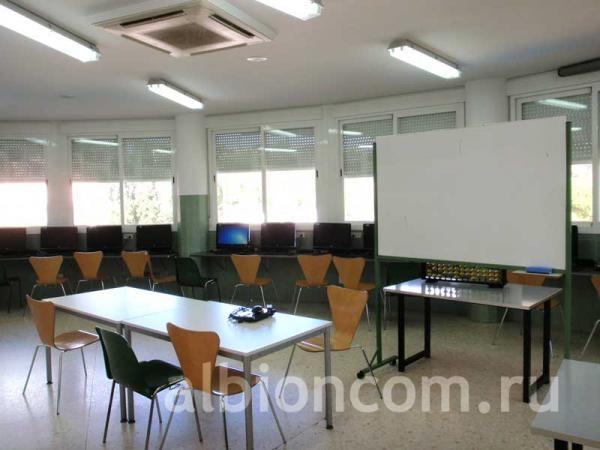 Летняя школа в Испании College Alboran, Marbella. Компьютерный зал и медиатека