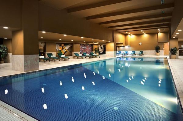 Языковая школа ACE English на Мальте. Отель Intercontinental 5* - бассейн