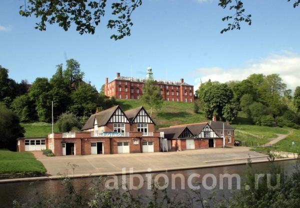 Вид на лодочную станцию с причалом и главное здание Shrewsbury School