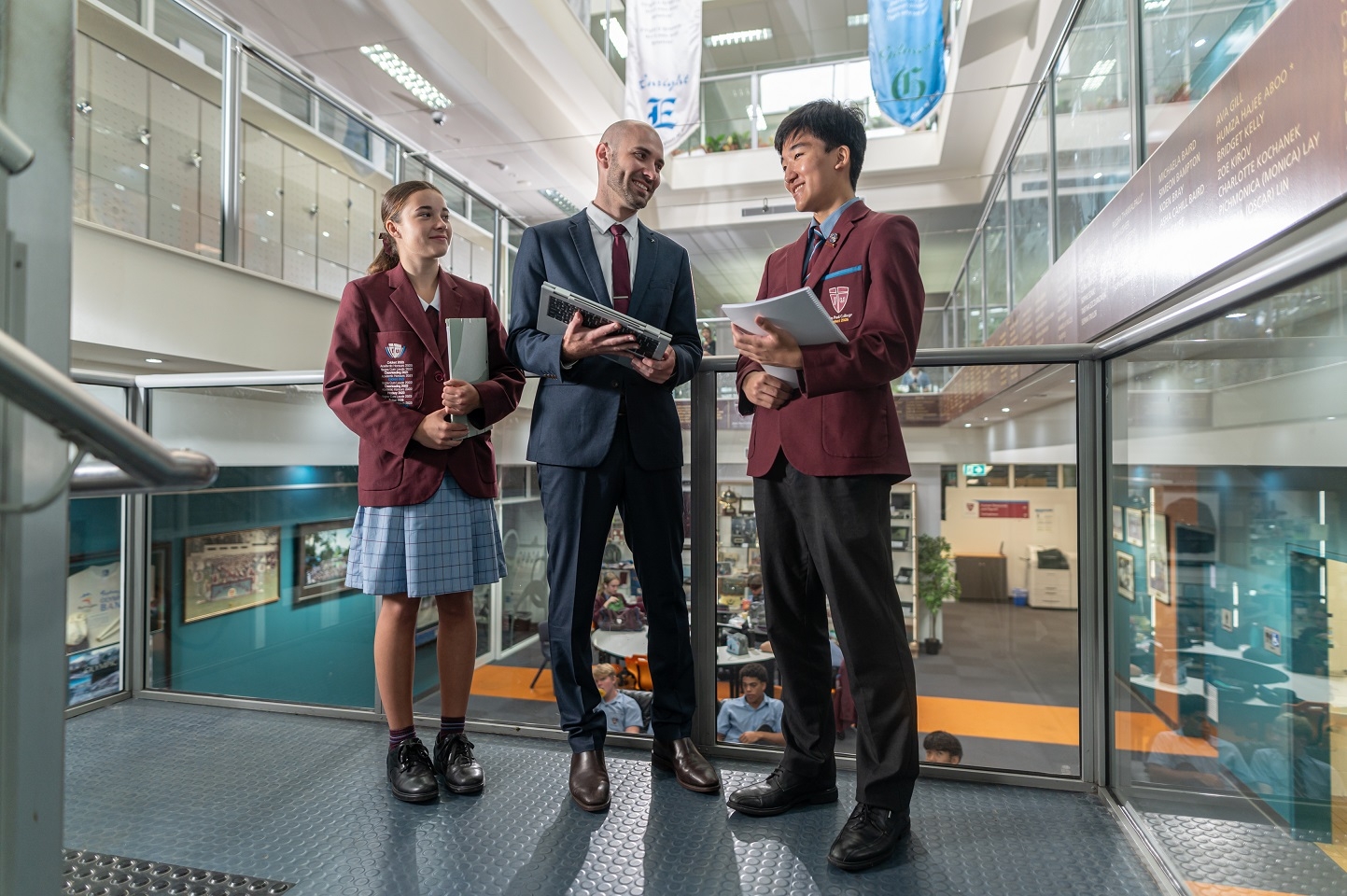 Студенты John Paul College с преподавателем
