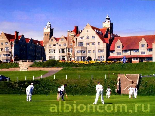 Спортивные площадки перед школой Roedean school