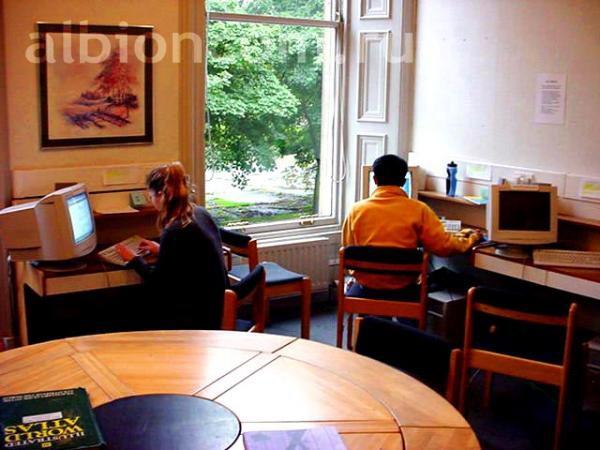 Компьютерный зал языковой школы Regent  в Эдинбурге