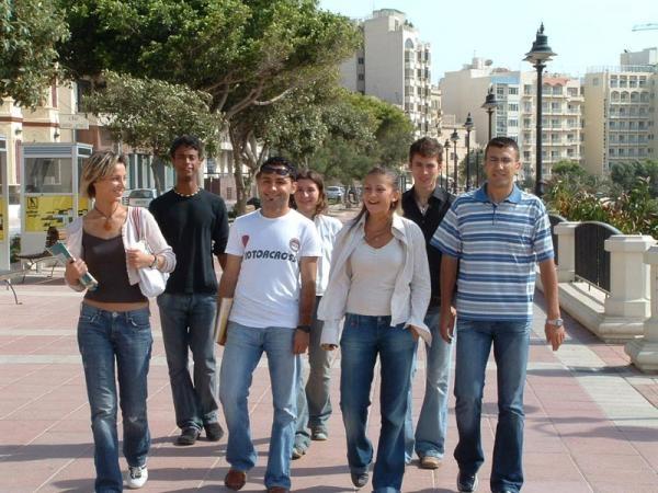 Прогулка студентов IELS Malta по набережной Слимы