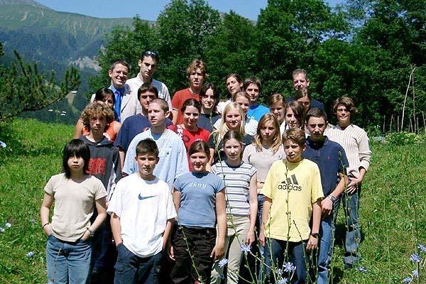Студенты летнего лагеря Institut auf dem Rosenberg на прогулке в горах