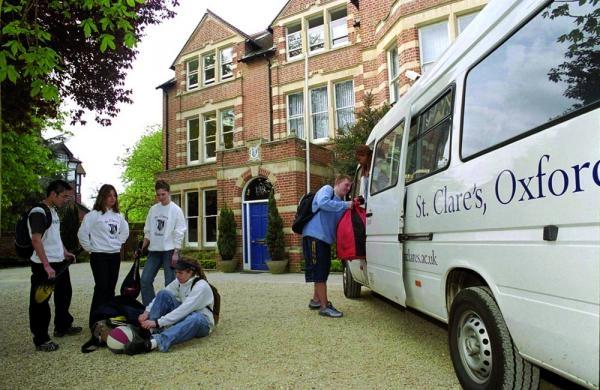 Студенты колледжа колледжа St. Clare’s, Oxford перед экскурсией