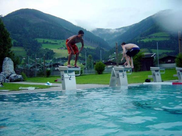 Village Camps - Австрия. Плавание в бассейне