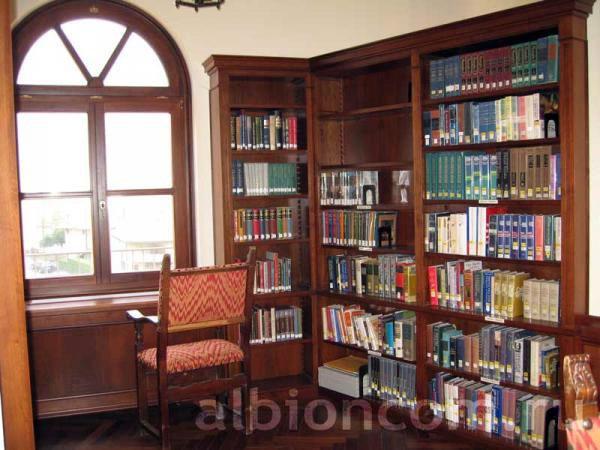 В библиотеке школы в Лугано