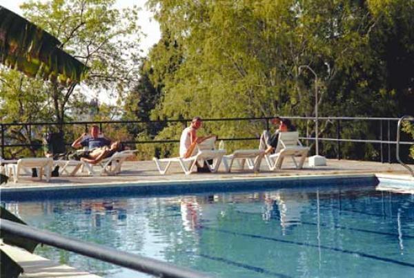 Marbella Albergue Camp - у бортика бассейна