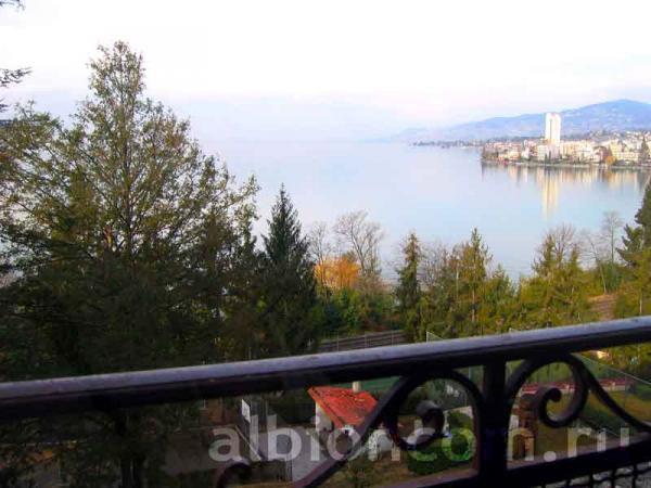 Вид на Женевское озеро, открывающийся из окон школы Monte Rosa