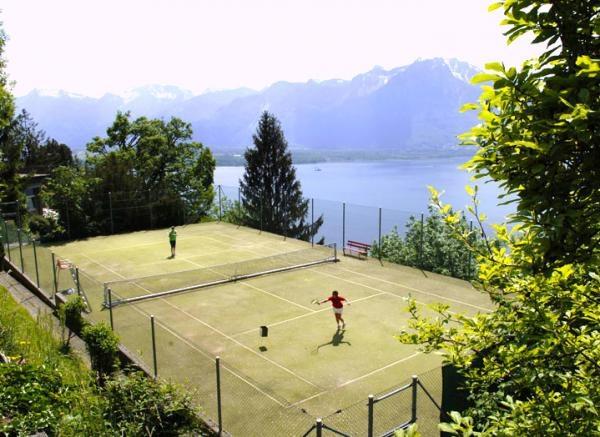 Обучение в Швейцарии. Школа-пансион для девочек Surval Mont Fleuri. Теннисные корты
