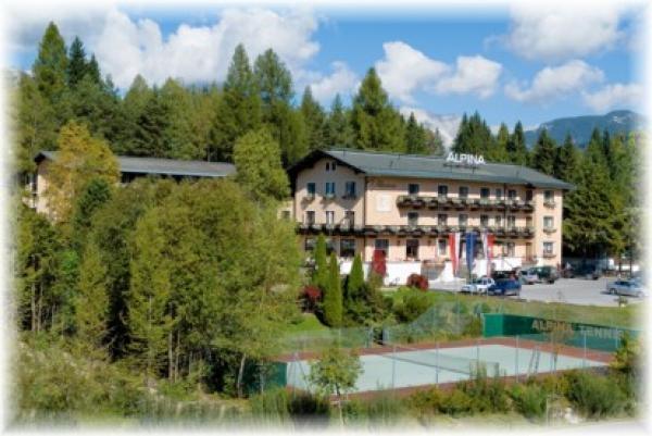 Летний лагерь Institut auf dem Rosenberg - Seefeld. Вид на отель Alpina и теннисные корты