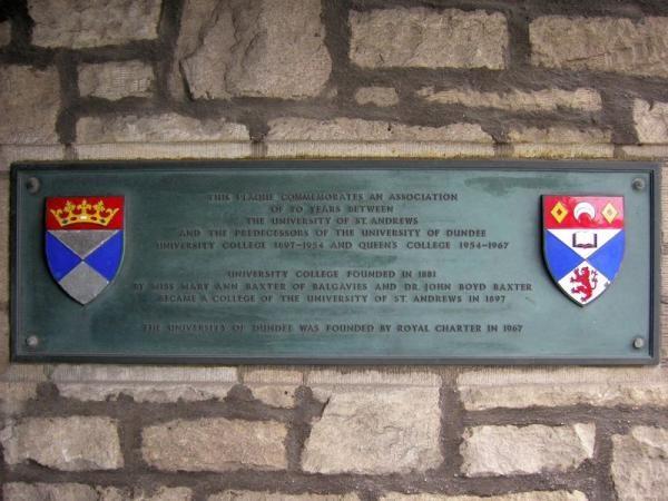 University of Dundee. Мемориальная доска в честь воссоединения University of Dundee и University of St.Andrew