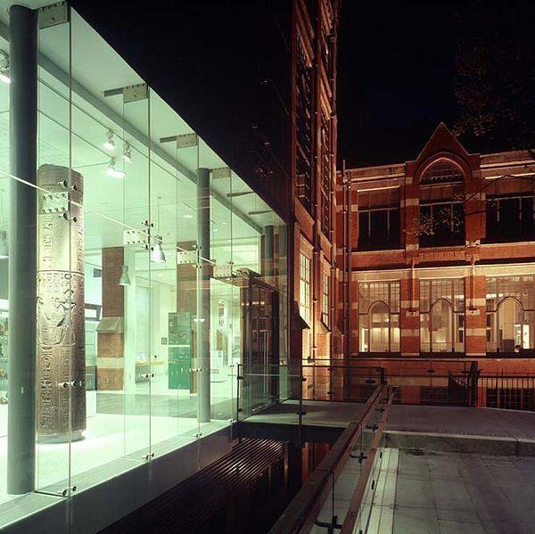 University of Manchester. Современный вход в музей Манчестера