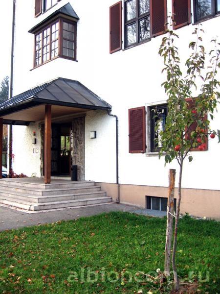 Центр немецкого языка в Линденберге. Вход в здание школы