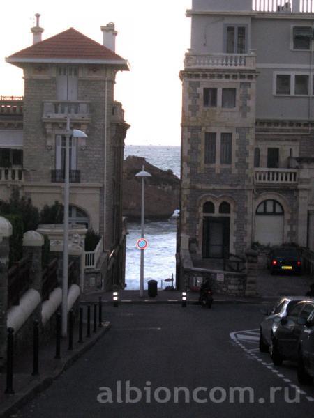 Bayonne Biarritz. Вид на море с городской улицы Баррица