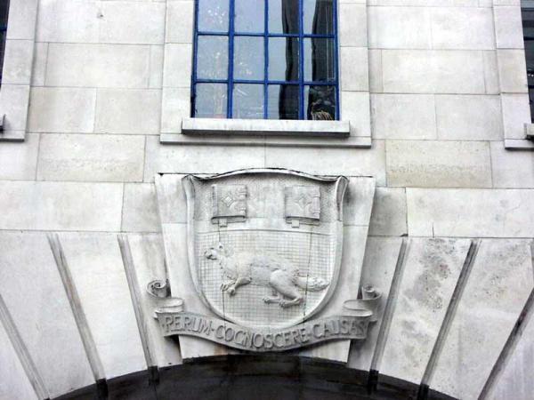 Лондонская школа экономики. Герб LSE на фасаде главного здания