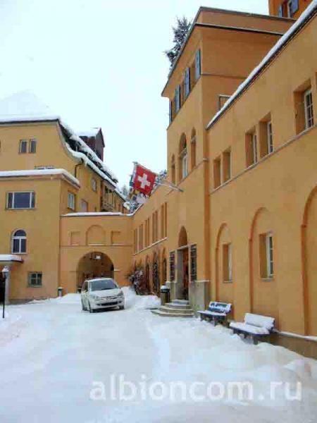 Швейцарская частная школа-пансион Lyceum Alpinum Zuoz. Вид на территорию