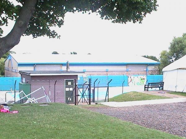Летняя школа St. Edmund's в Кентербери - здание бассейна