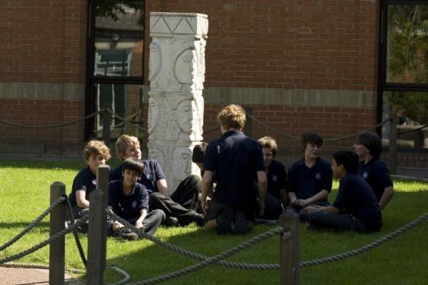 Летняя школа в Англии Dulwich Preparatory School - на лужайке перед школой