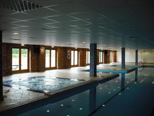 Плавательный бассейн летней школы в Йорке Queen Ethelburga's