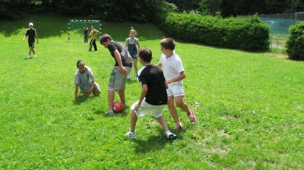 Летняя программа в Швейцарии - детский центр в Лейзане. Студенты на занятиях спортом