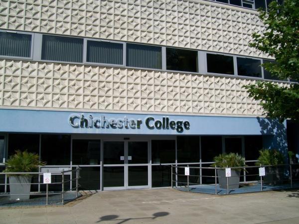Летняя школа в Великобритании Chichester College. Здание колледжа