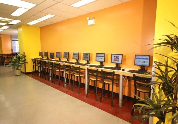 International Language Academy in Canada. Учебный центр ILAC в Торонто - компьютерный зал на 3-м этаже