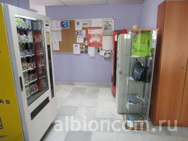 Школа испанского языка в Марбелье. Автоматы с едой и напитками возле школьного магазинчика